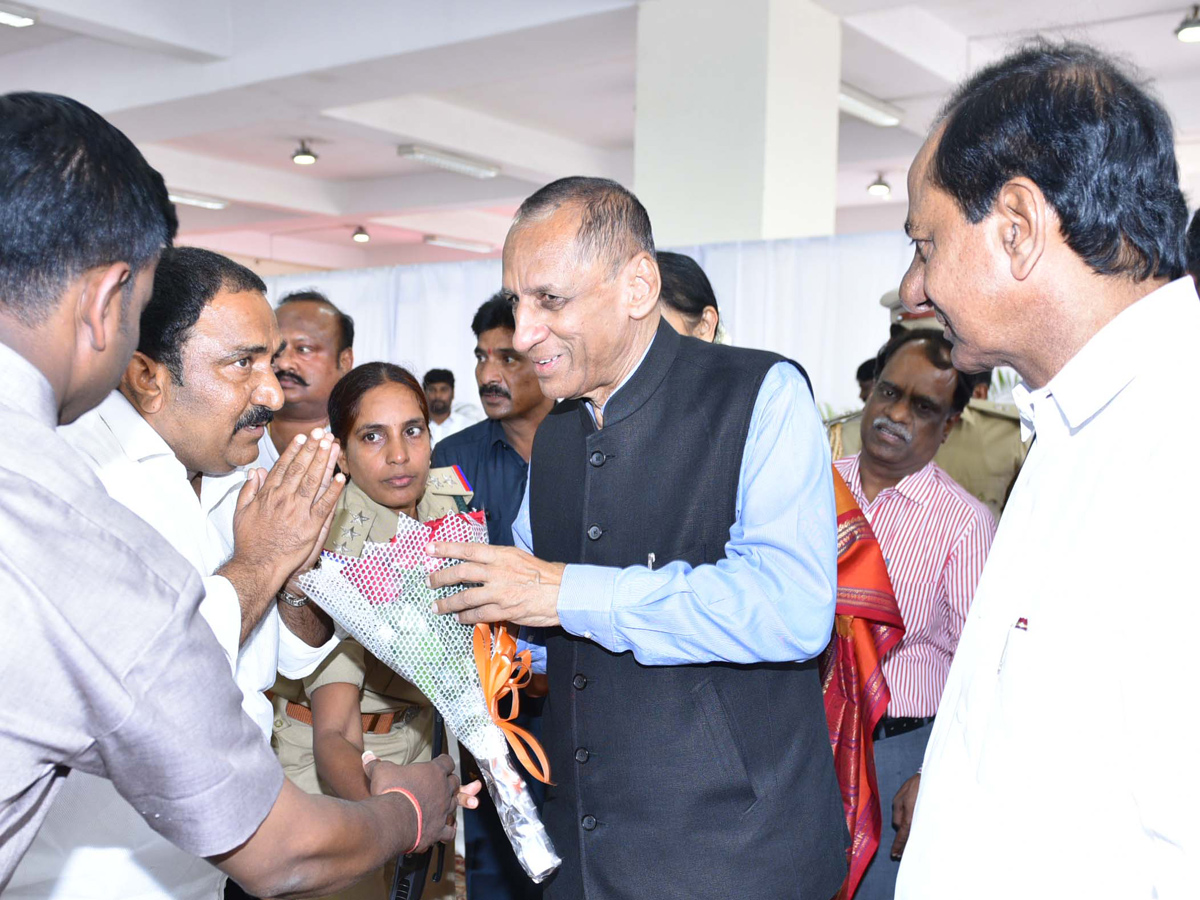 CM KCR Farewell To Governor ESL Narasimhan At Begumpet Airport Photo Gallery - Sakshi26