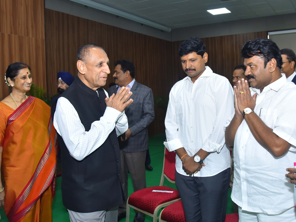 CM KCR Farewell To Governor ESL Narasimhan At Begumpet Airport Photo Gallery - Sakshi27