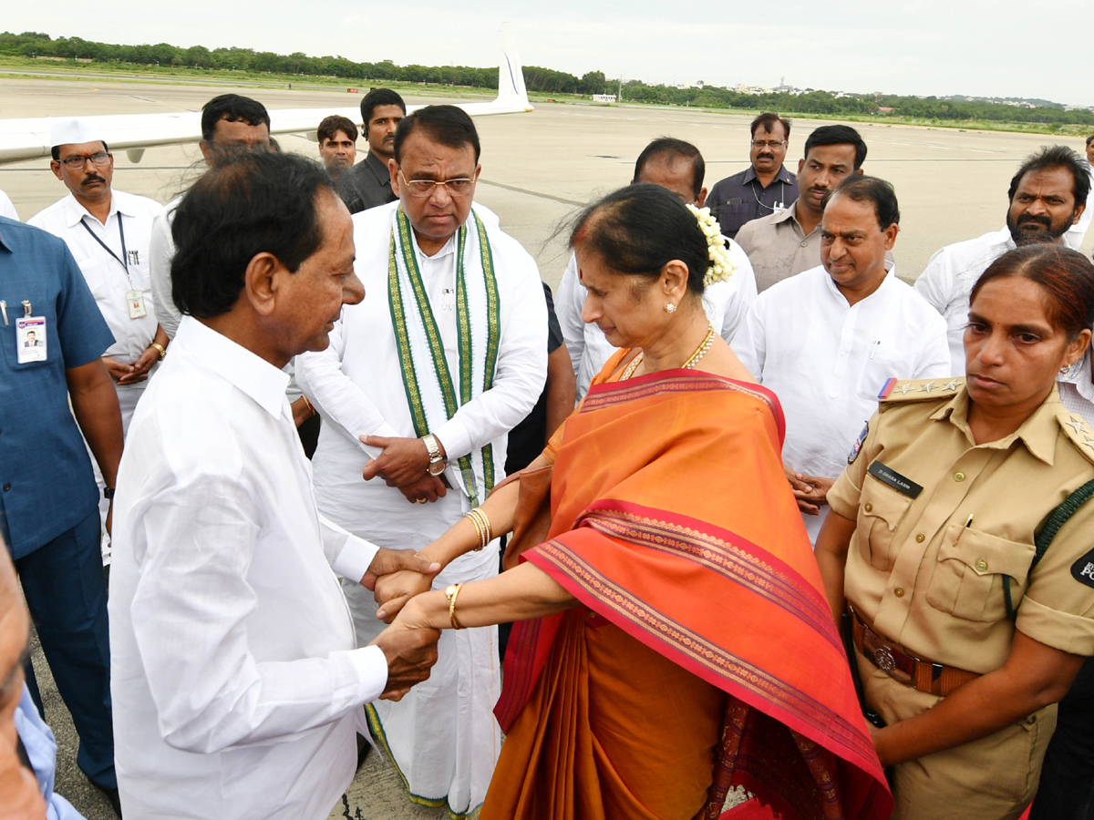 CM KCR Farewell To Governor ESL Narasimhan At Begumpet Airport Photo Gallery - Sakshi3