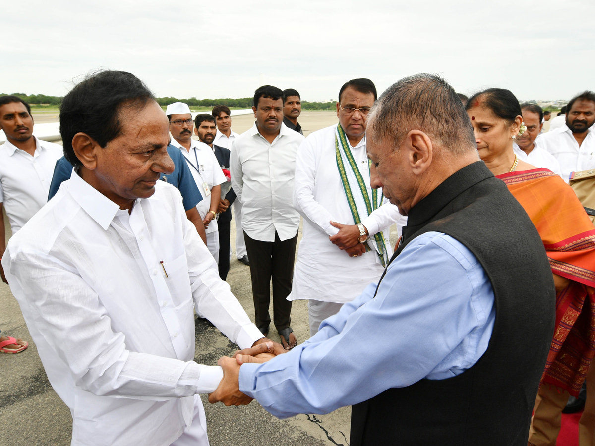 CM KCR Farewell To Governor ESL Narasimhan At Begumpet Airport Photo Gallery - Sakshi4