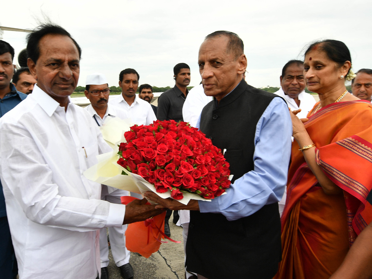 CM KCR Farewell To Governor ESL Narasimhan At Begumpet Airport Photo Gallery - Sakshi5