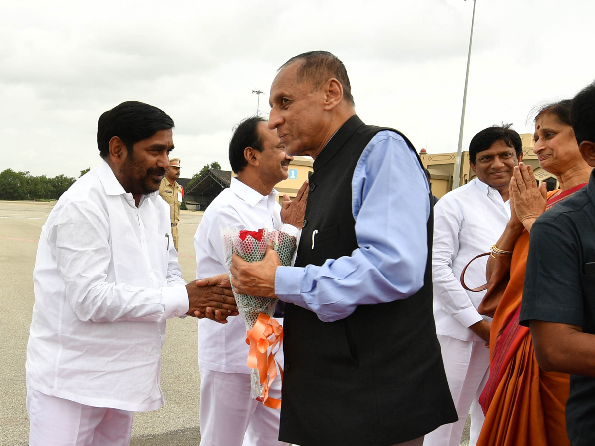 CM KCR Farewell To Governor ESL Narasimhan At Begumpet Airport Photo Gallery - Sakshi6