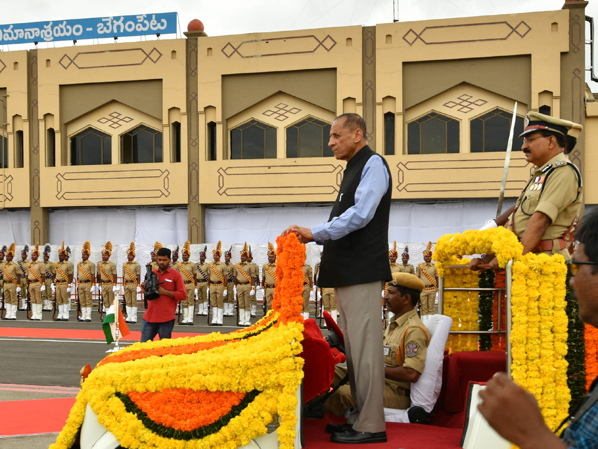 CM KCR Farewell To Governor ESL Narasimhan At Begumpet Airport Photo Gallery - Sakshi7