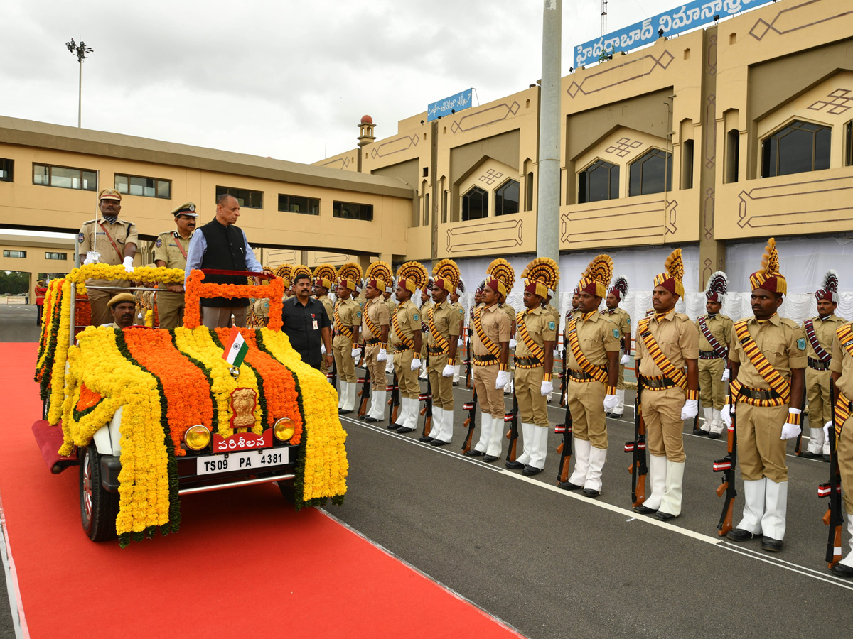 CM KCR Farewell To Governor ESL Narasimhan At Begumpet Airport Photo Gallery - Sakshi8