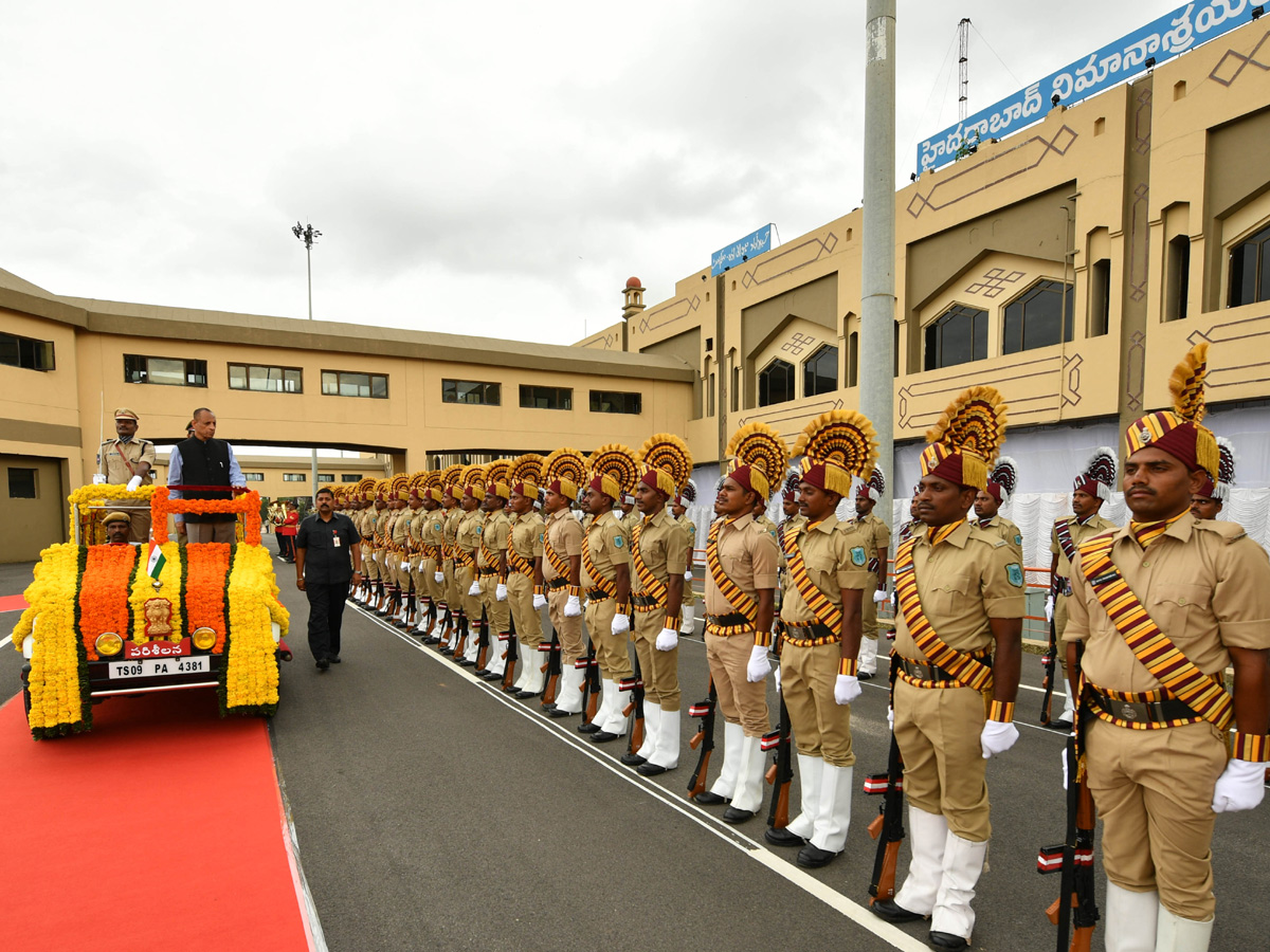 CM KCR Farewell To Governor ESL Narasimhan At Begumpet Airport Photo Gallery - Sakshi9