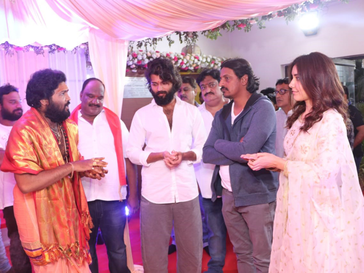 Vijay Deverakonda And Raashi Khanna Ganesh Celebrations At Asian Group Office Photo Gallelry - Sakshi1