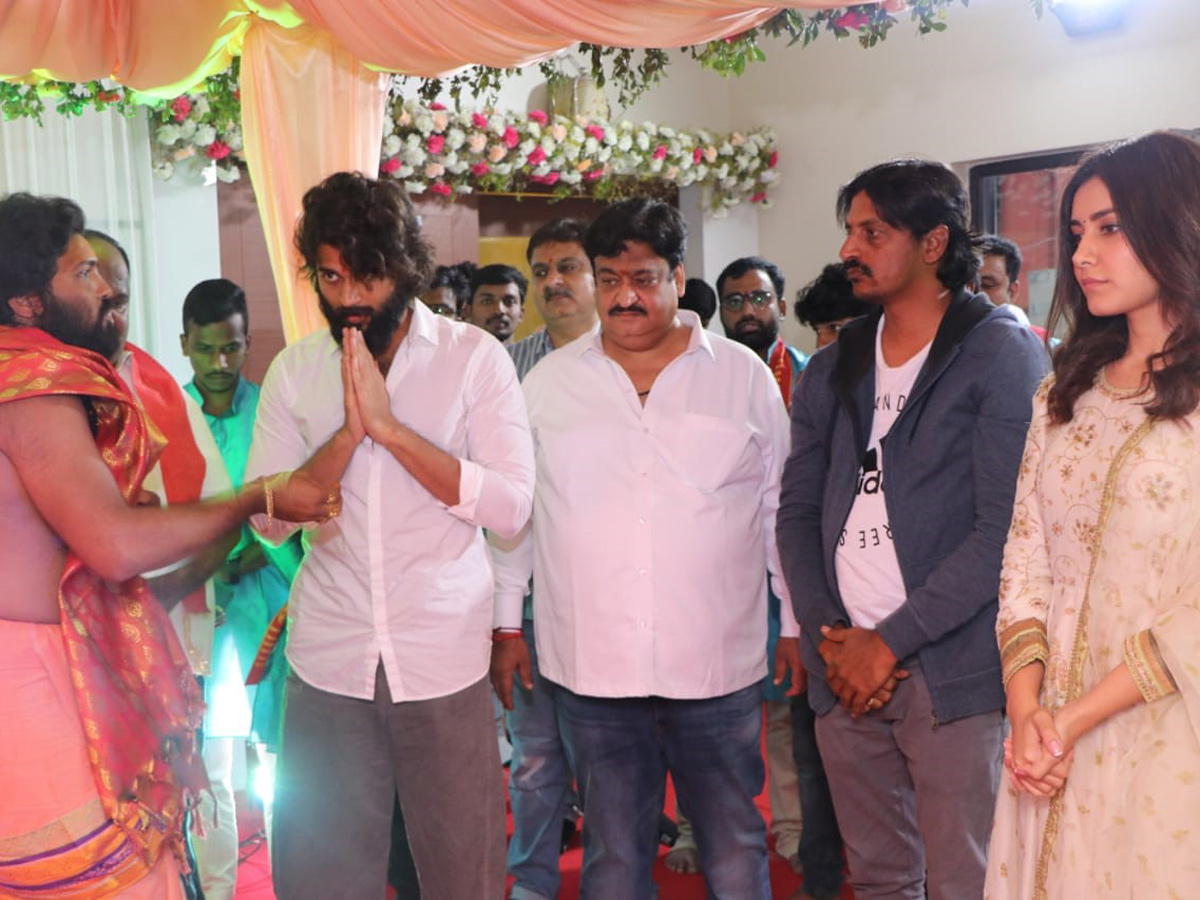 Vijay Deverakonda And Raashi Khanna Ganesh Celebrations At Asian Group Office Photo Gallelry - Sakshi12