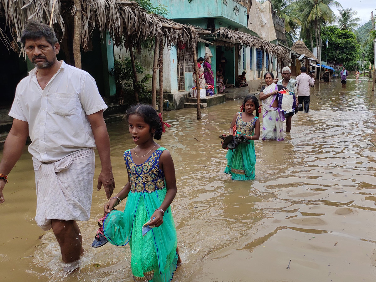 Heavy Flood Water flows To Godavari River Photo Gallery - Sakshi1