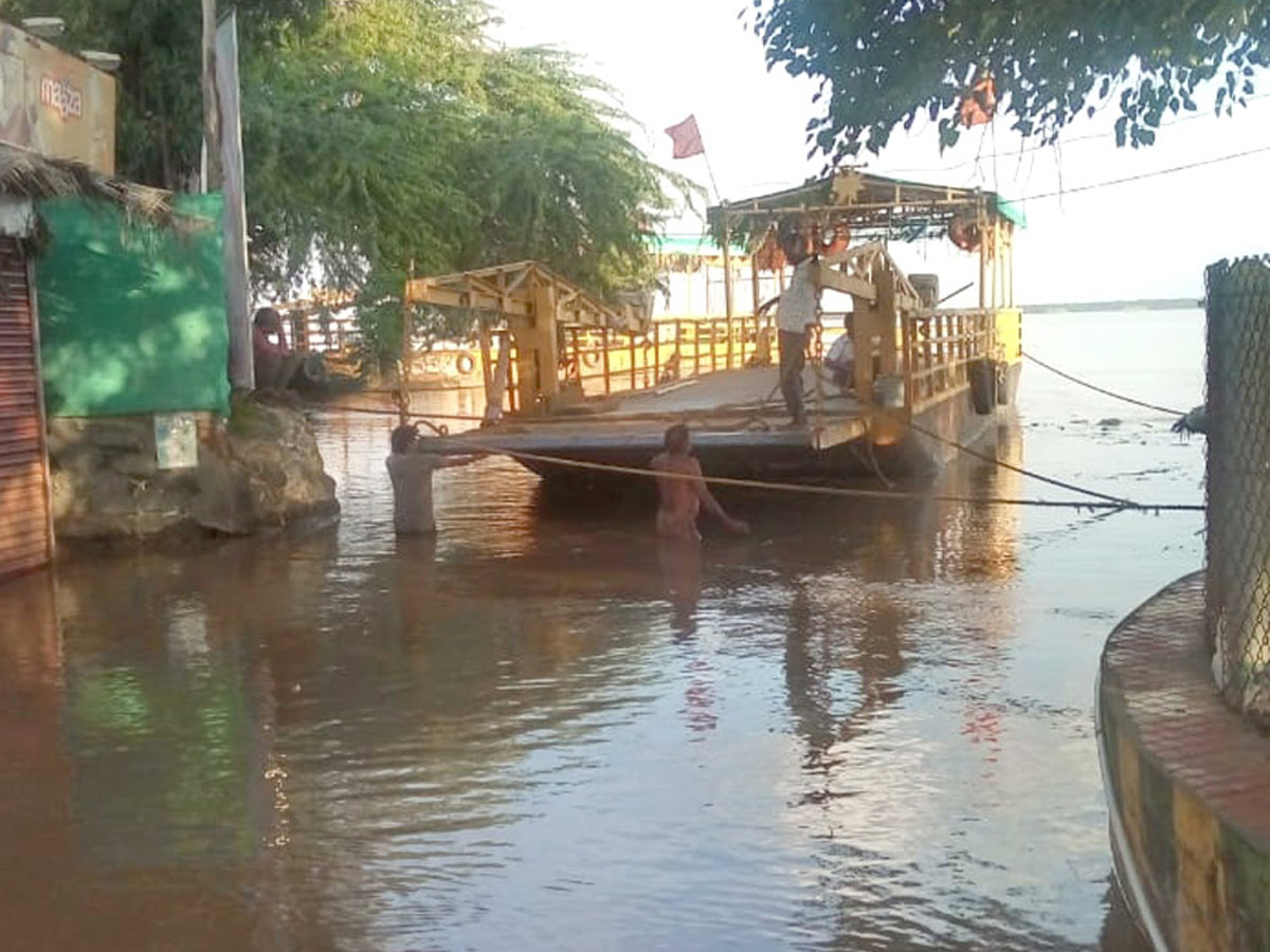 Heavy Flood Water flows To Godavari River Photo Gallery - Sakshi13