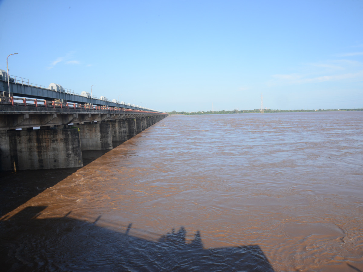 Heavy Flood Water flows To Godavari River Photo Gallery - Sakshi18