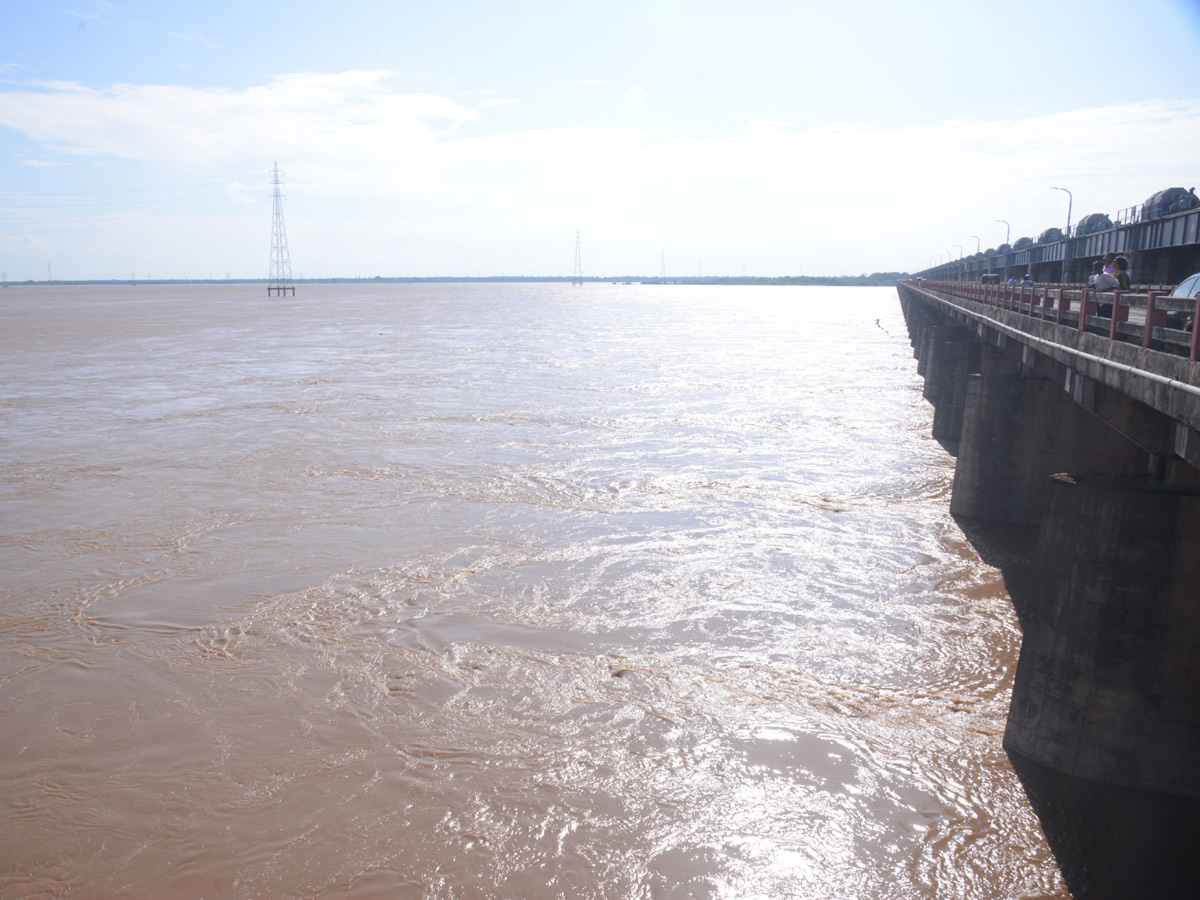 Heavy Flood Water flows To Godavari River Photo Gallery - Sakshi21