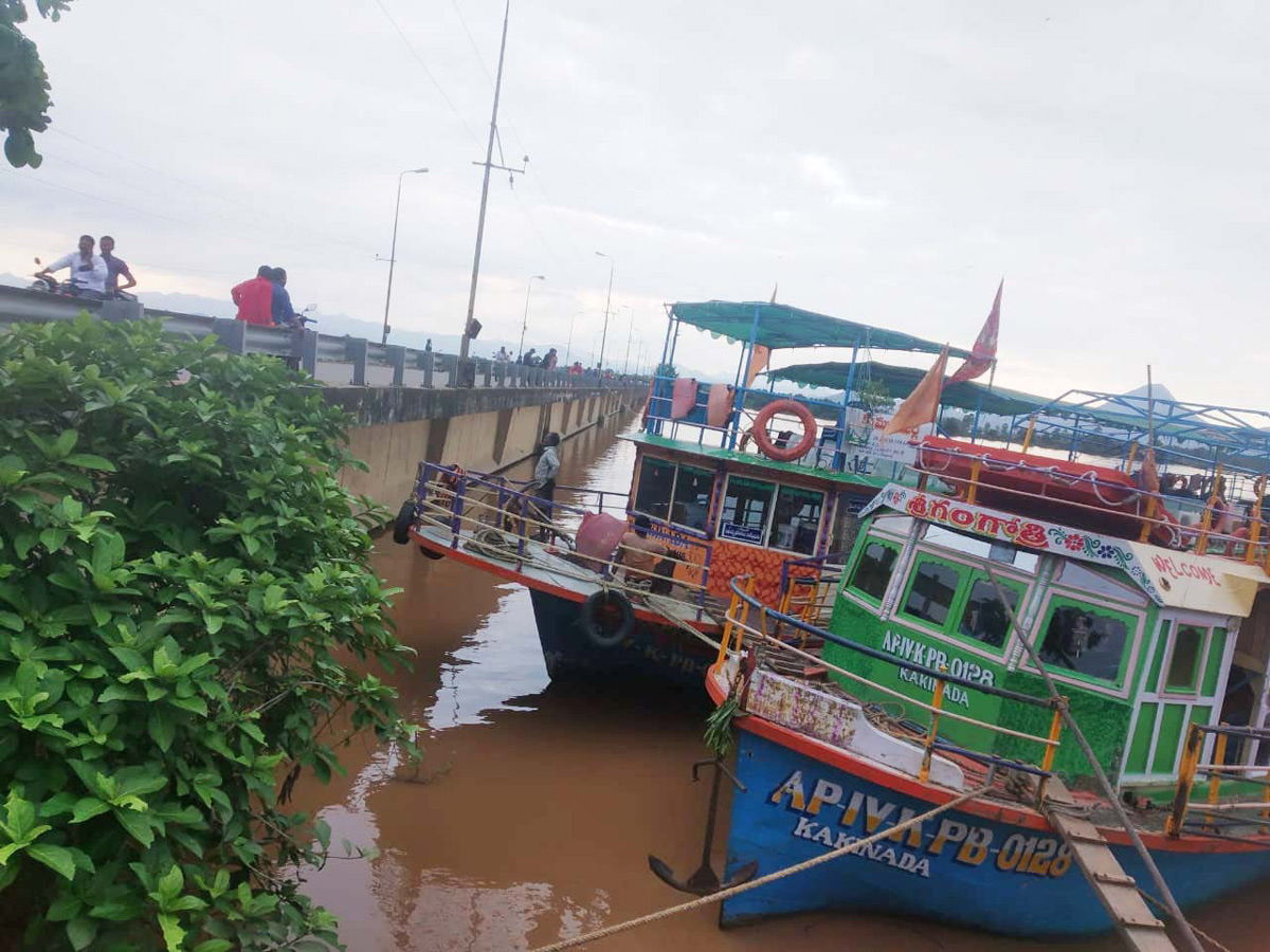 Heavy Flood Water flows To Godavari River Photo Gallery - Sakshi22