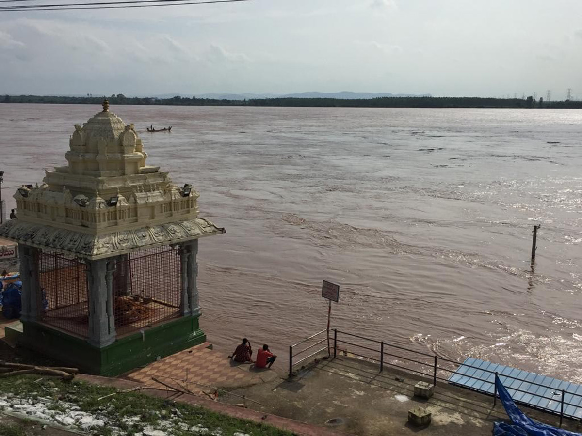 Heavy Flood Water flows To Godavari River Photo Gallery - Sakshi25