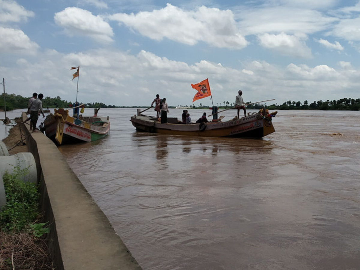 Heavy Flood Water flows To Godavari River Photo Gallery - Sakshi26