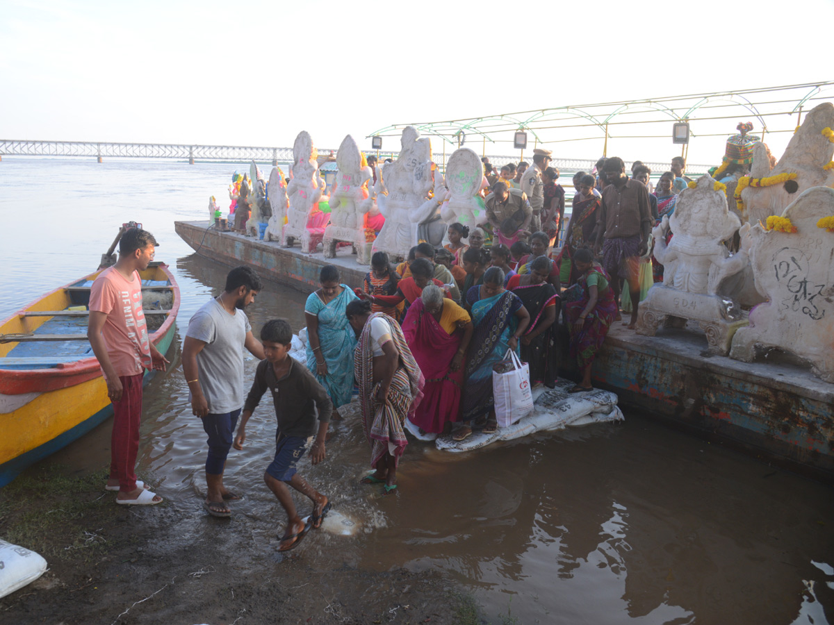 Heavy Flood Water flows To Godavari River Photo Gallery - Sakshi28