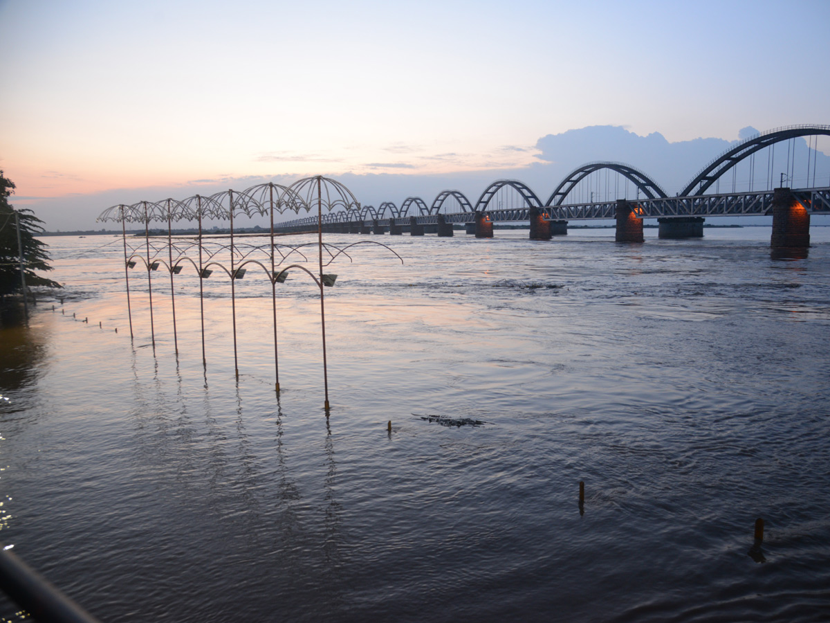 Heavy Flood Water flows To Godavari River Photo Gallery - Sakshi29