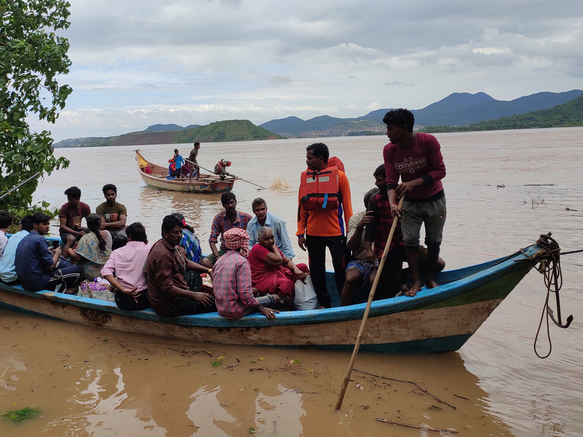 Heavy Flood Water flows To Godavari River Photo Gallery - Sakshi3