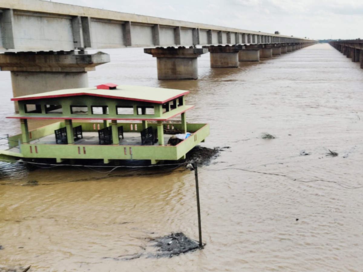 Heavy Flood Water flows To Godavari River Photo Gallery - Sakshi36