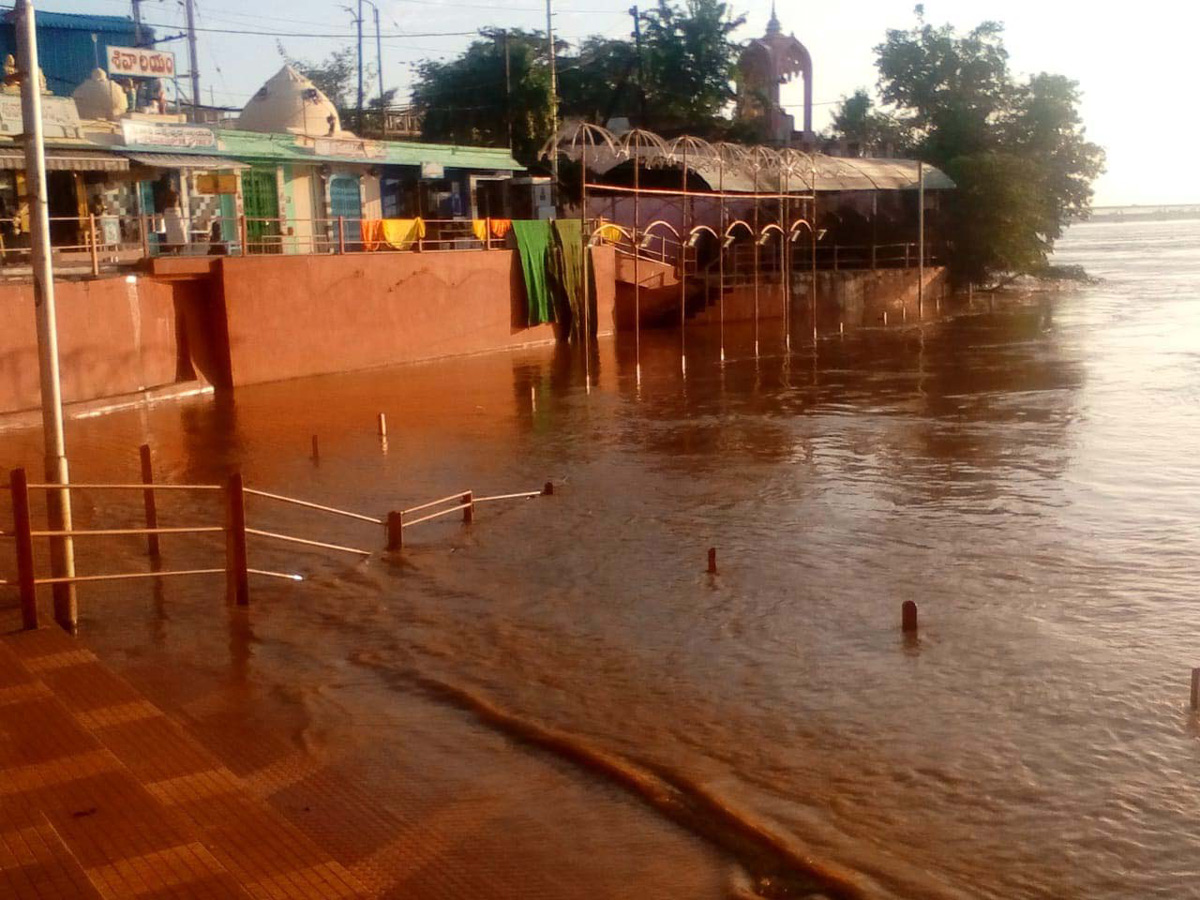 Heavy Flood Water flows To Godavari River Photo Gallery - Sakshi37