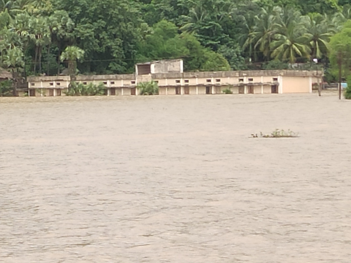 Heavy Flood Water flows To Godavari River Photo Gallery - Sakshi4