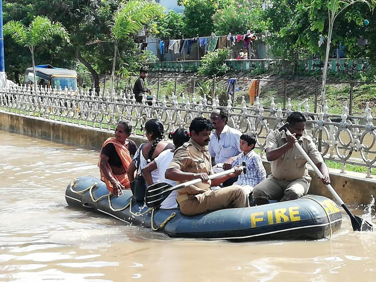 Heavy Flood Water flows To Godavari River Photo Gallery - Sakshi47