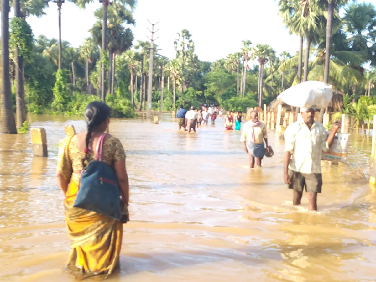 Heavy Flood Water flows To Godavari River Photo Gallery - Sakshi49