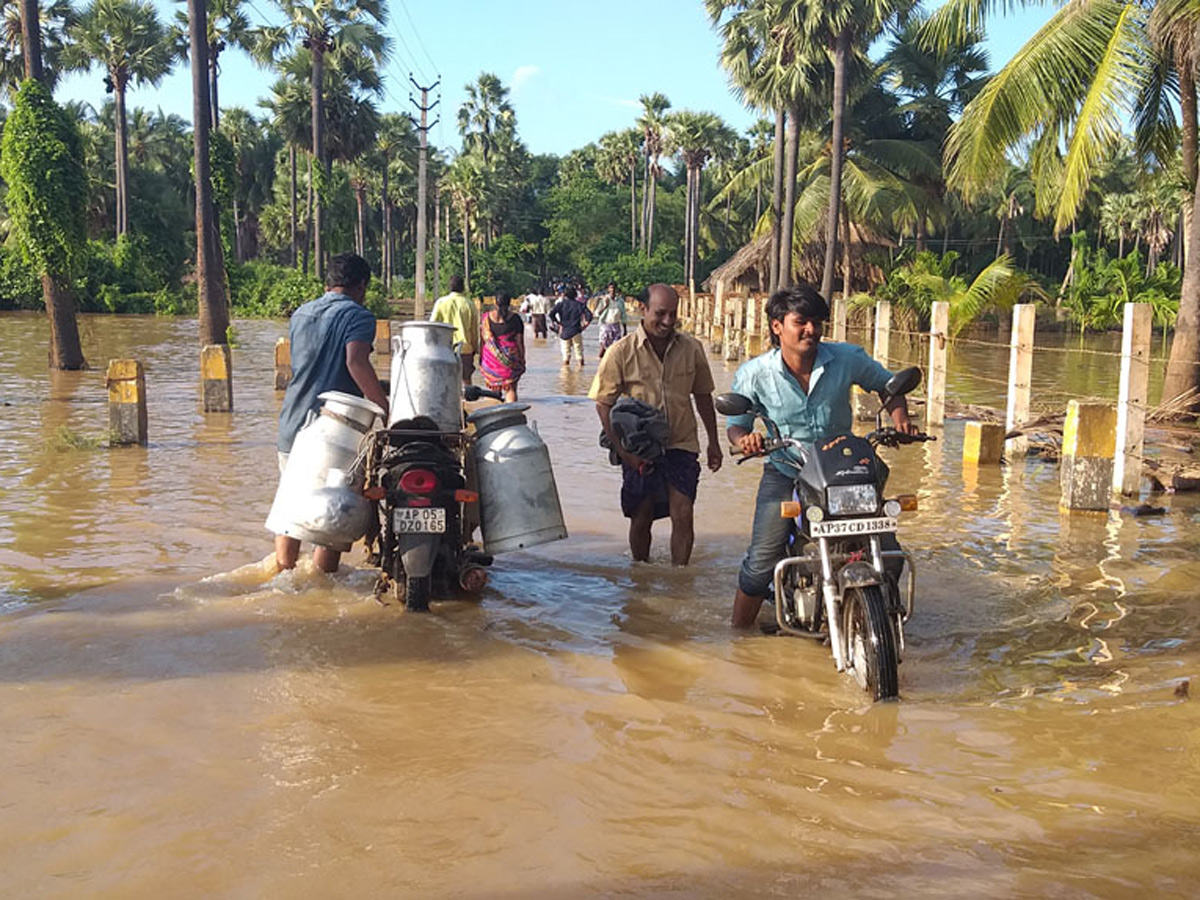 Heavy Flood Water flows To Godavari River Photo Gallery - Sakshi50