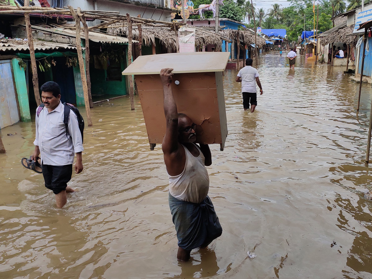 Heavy Flood Water flows To Godavari River Photo Gallery - Sakshi9