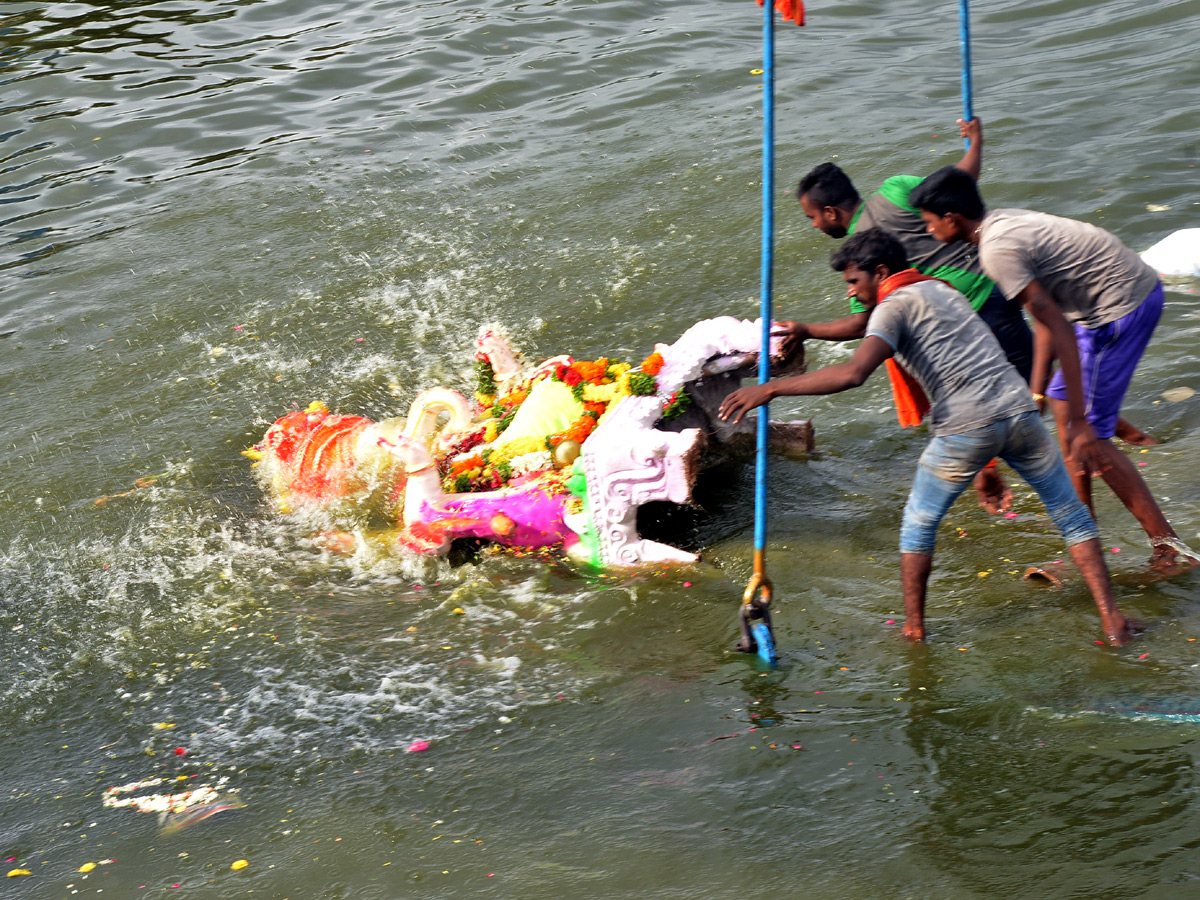 Hyderabad Ganesh Nimajjanam in Tank Bund Photo Gallery - Sakshi20