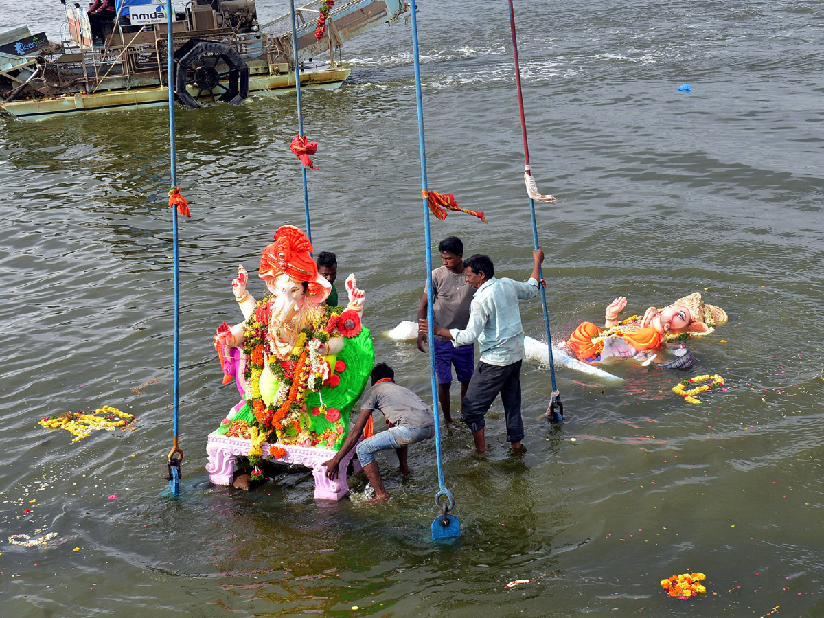 Hyderabad Ganesh Nimajjanam in Tank Bund Photo Gallery - Sakshi21