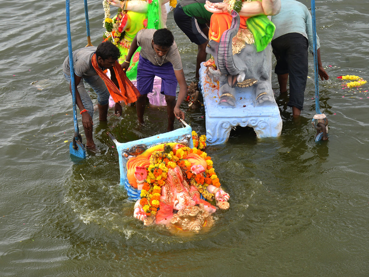 Hyderabad Ganesh Nimajjanam in Tank Bund Photo Gallery - Sakshi23