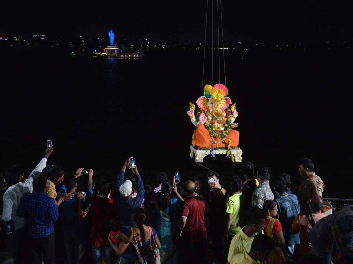 Hyderabad Ganesh Nimajjanam in Tank Bund Photo Gallery - Sakshi4