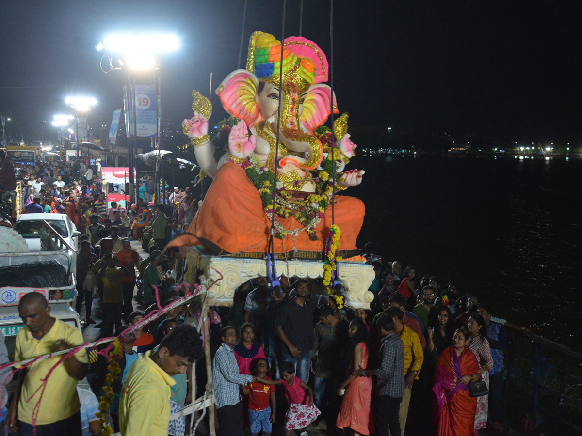 Hyderabad Ganesh Nimajjanam in Tank Bund Photo Gallery - Sakshi5