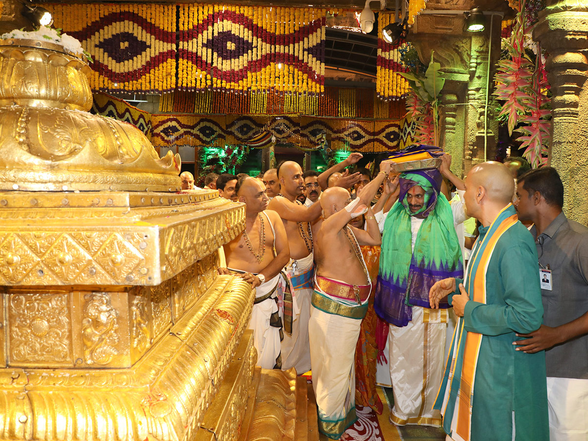 AP CM YS Jagan Offers Special Prayers at Tirumala Brahmotsavam 2019 Photo Gallery - Sakshi1