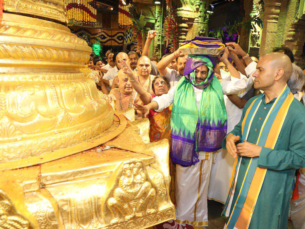 AP CM YS Jagan Offers Special Prayers at Tirumala Brahmotsavam 2019 Photo Gallery - Sakshi10