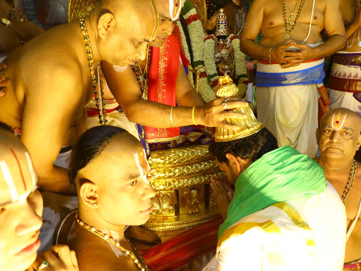 AP CM YS Jagan Offers Special Prayers at Tirumala Brahmotsavam 2019 Photo Gallery - Sakshi11