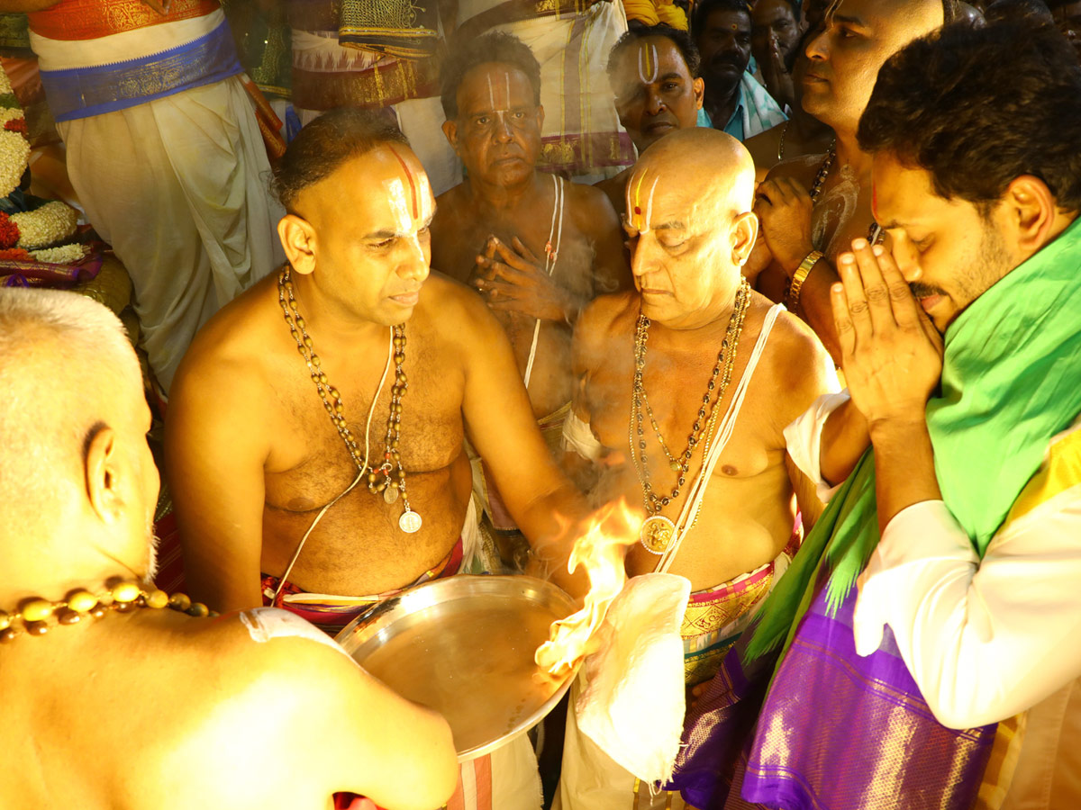 AP CM YS Jagan Offers Special Prayers at Tirumala Brahmotsavam 2019 Photo Gallery - Sakshi12