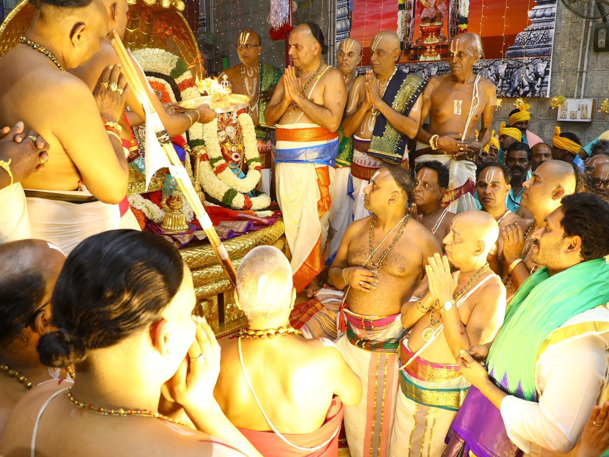 AP CM YS Jagan Offers Special Prayers at Tirumala Brahmotsavam 2019 Photo Gallery - Sakshi13