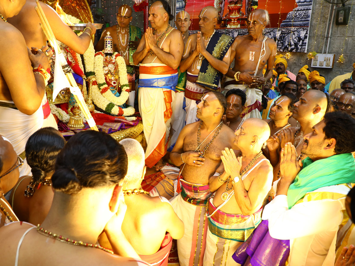 AP CM YS Jagan Offers Special Prayers at Tirumala Brahmotsavam 2019 Photo Gallery - Sakshi14