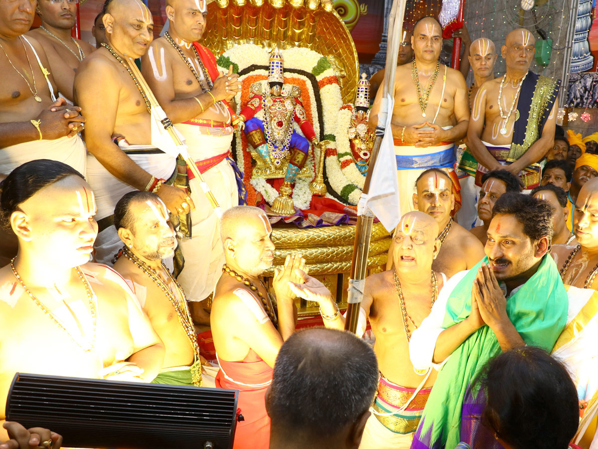 AP CM YS Jagan Offers Special Prayers at Tirumala Brahmotsavam 2019 Photo Gallery - Sakshi15