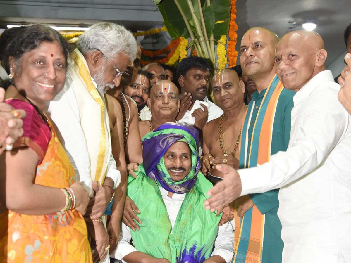 AP CM YS Jagan Offers Special Prayers at Tirumala Brahmotsavam 2019 Photo Gallery - Sakshi17