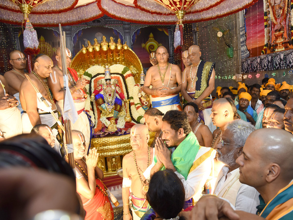 AP CM YS Jagan Offers Special Prayers at Tirumala Brahmotsavam 2019 Photo Gallery - Sakshi2