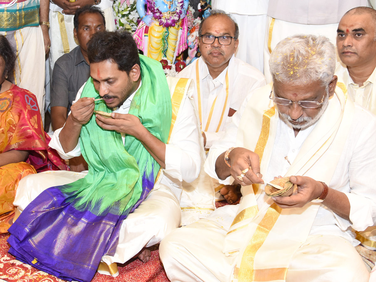 AP CM YS Jagan Offers Special Prayers at Tirumala Brahmotsavam 2019 Photo Gallery - Sakshi3