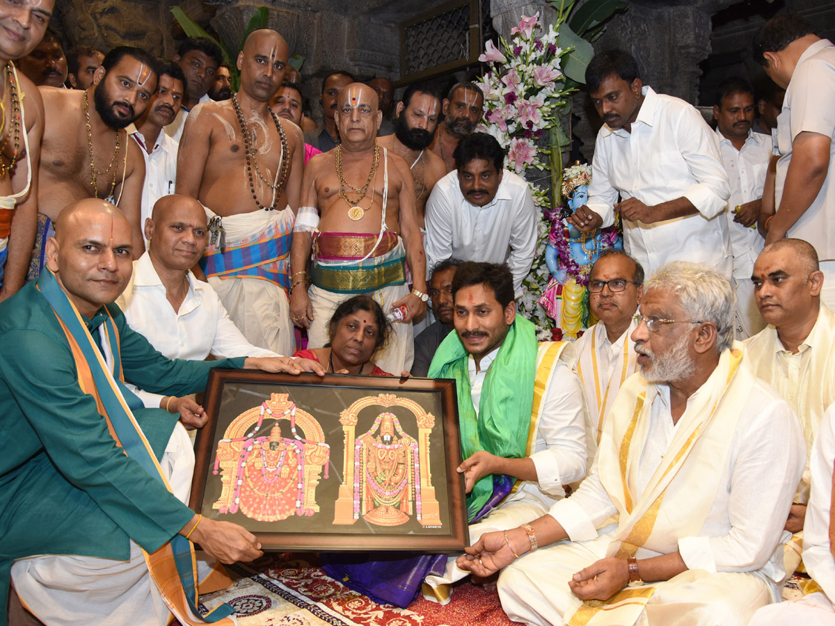 AP CM YS Jagan Offers Special Prayers at Tirumala Brahmotsavam 2019 Photo Gallery - Sakshi5