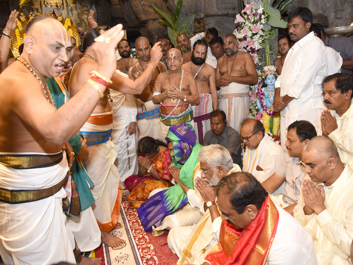 AP CM YS Jagan Offers Special Prayers at Tirumala Brahmotsavam 2019 Photo Gallery - Sakshi6