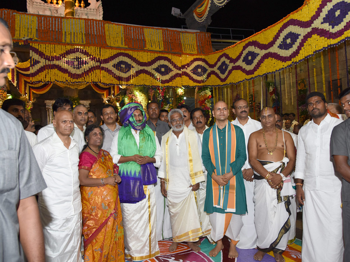 AP CM YS Jagan Offers Special Prayers at Tirumala Brahmotsavam 2019 Photo Gallery - Sakshi7