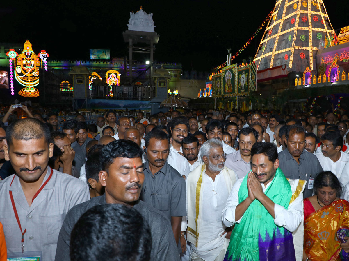 AP CM YS Jagan Offers Special Prayers at Tirumala Brahmotsavam 2019 Photo Gallery - Sakshi8