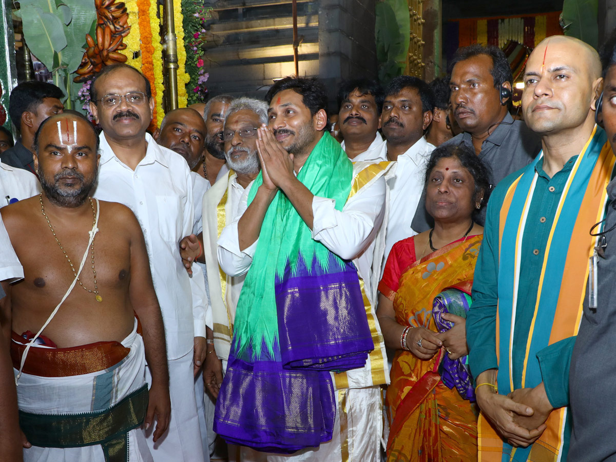 AP CM YS Jagan Offers Special Prayers at Tirumala Brahmotsavam 2019 Photo Gallery - Sakshi9