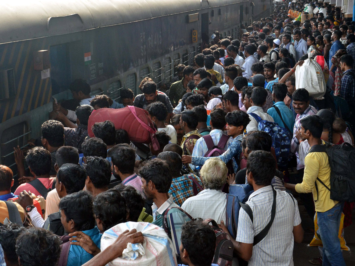 Heavy Rush at Secunderabad Railway Station Photo Gallery - Sakshi1