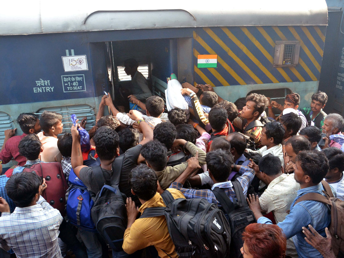 Heavy Rush at Secunderabad Railway Station Photo Gallery - Sakshi10